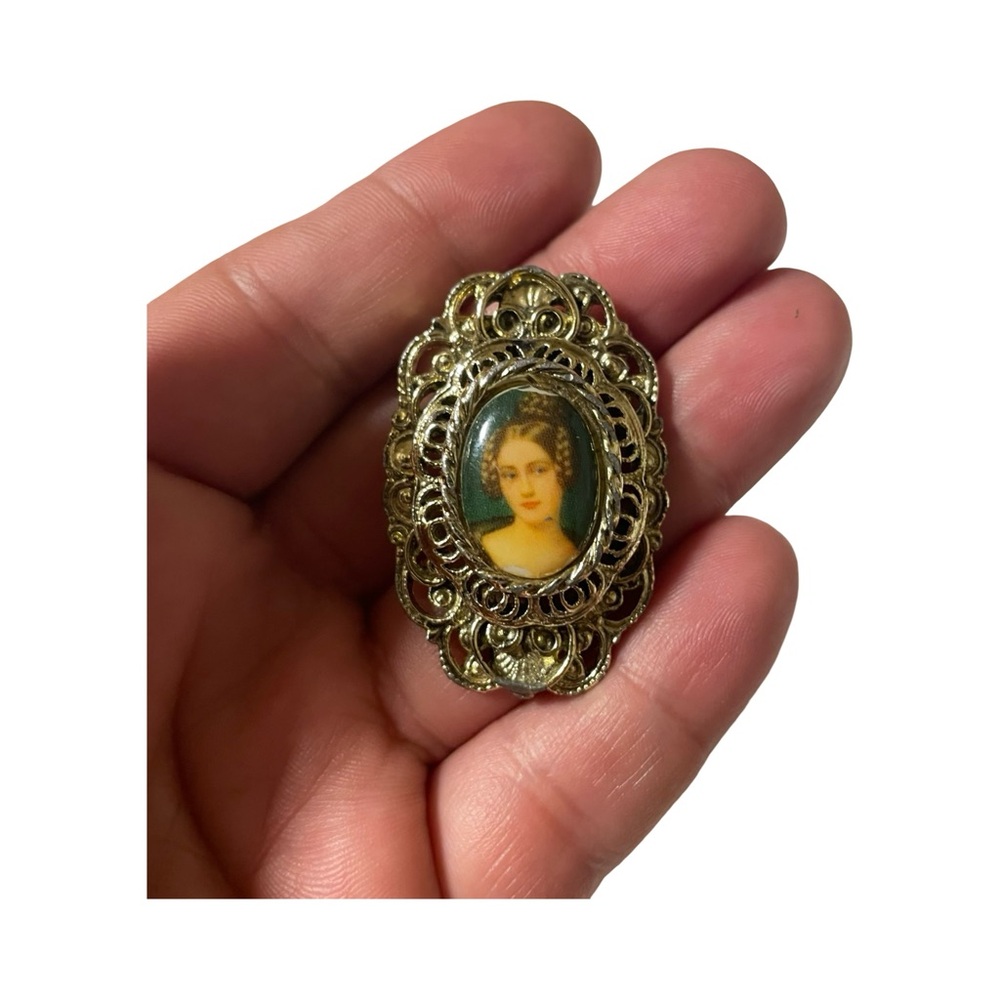 ✨Vintage 1950s Gerry’s Ornate Gold Tone Victorian Cameo Brooch – 1.5"✨